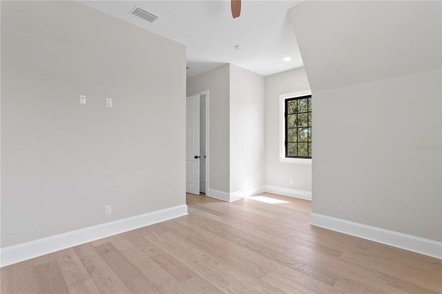 Spacious, unfurnished interior of a new home in , Tampa (Image 21).