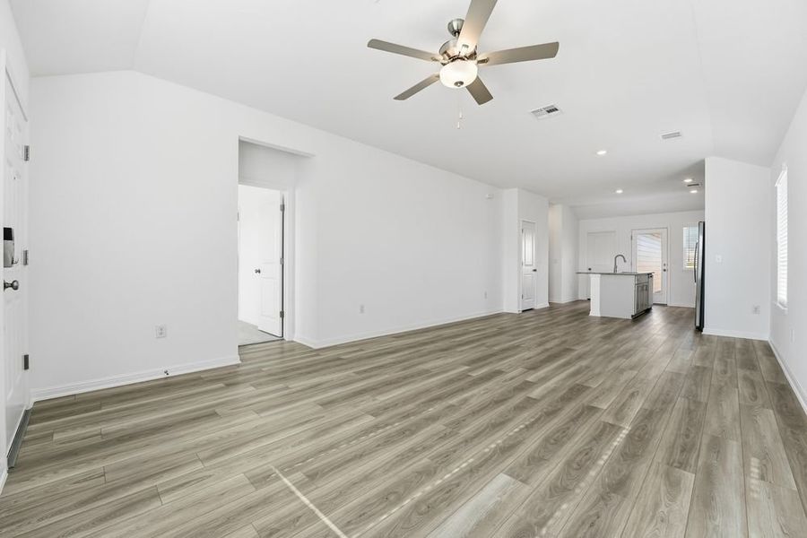 Spacious, unfurnished interior of a new home in Longview, Del Valle (Image 11).