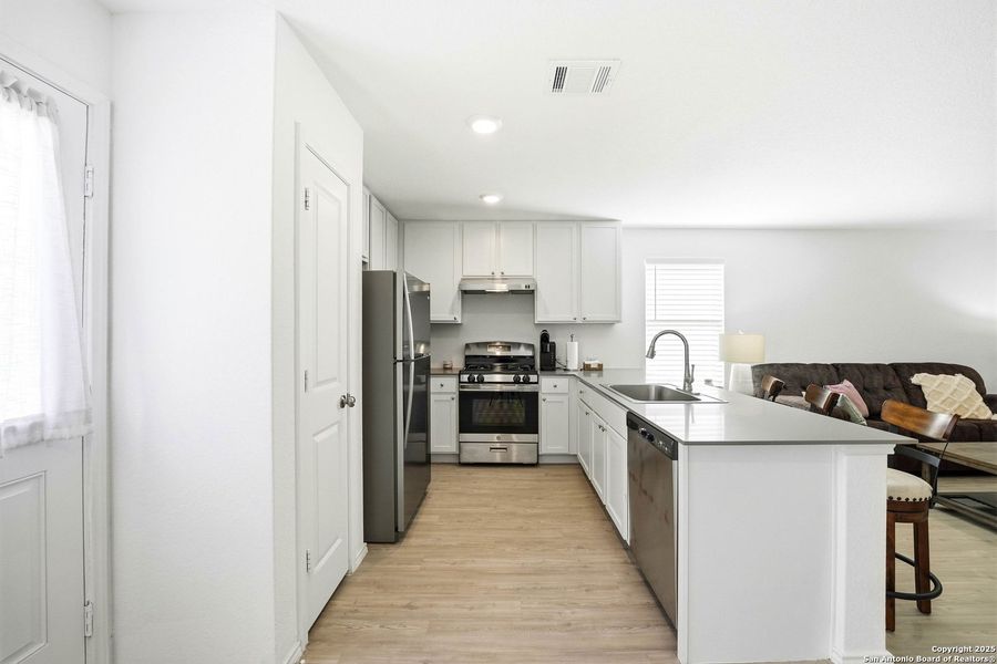 Furnished interior view inside a new home in Lodi Grove, Floresville (Image 10).