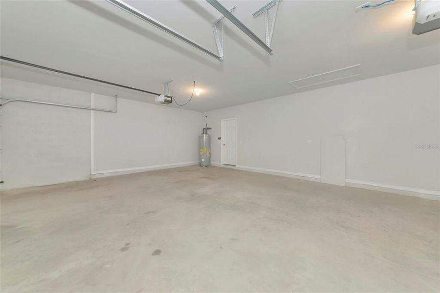 Spacious, unfurnished interior of a new home in , Punta Gorda (Image 19).