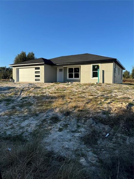 Exterior details and patio area of a home in , Dunnellon (Image 1).