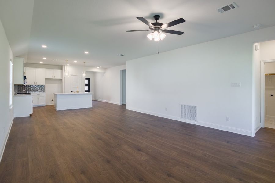 Spacious, unfurnished interior of a new home in Goodland, Venus (Image 15).