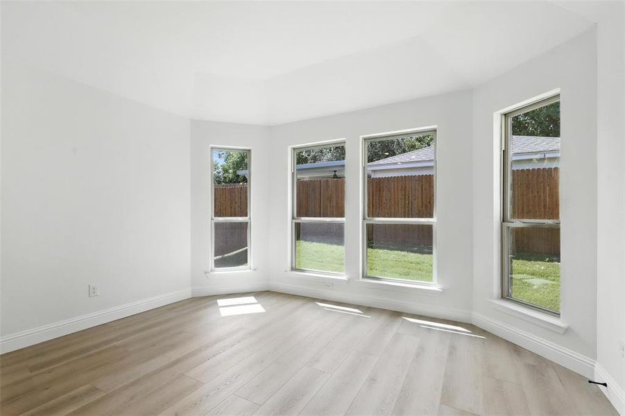 Spacious, unfurnished interior of a new home in Trail Creek, Cleburne (Image 27).