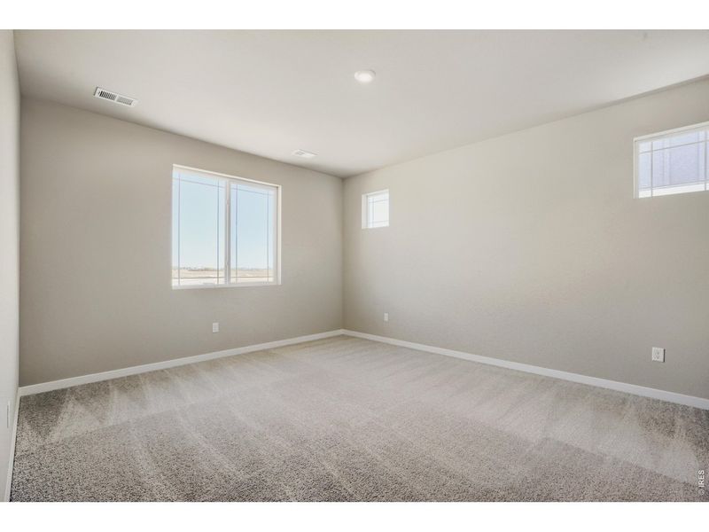 Spacious, unfurnished interior of a new home in Farmstead, Berthoud (Image 31).