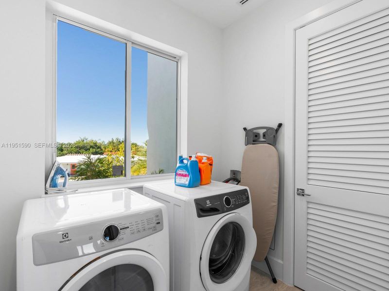 Furnished interior view inside a new home in , Marathon (Image 22).