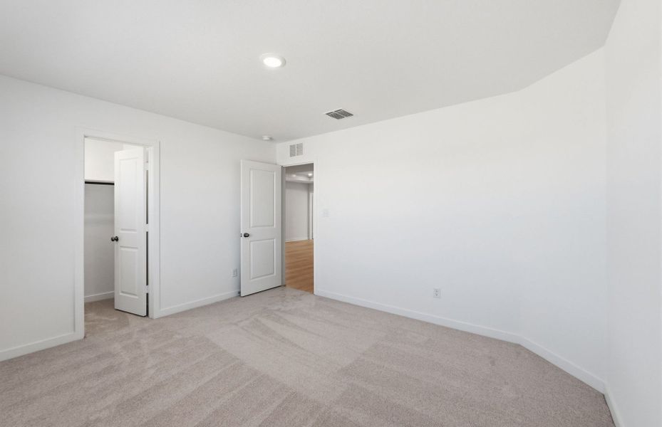 Spacious, unfurnished interior of a new home in Sunfield, Buda (Image 19).