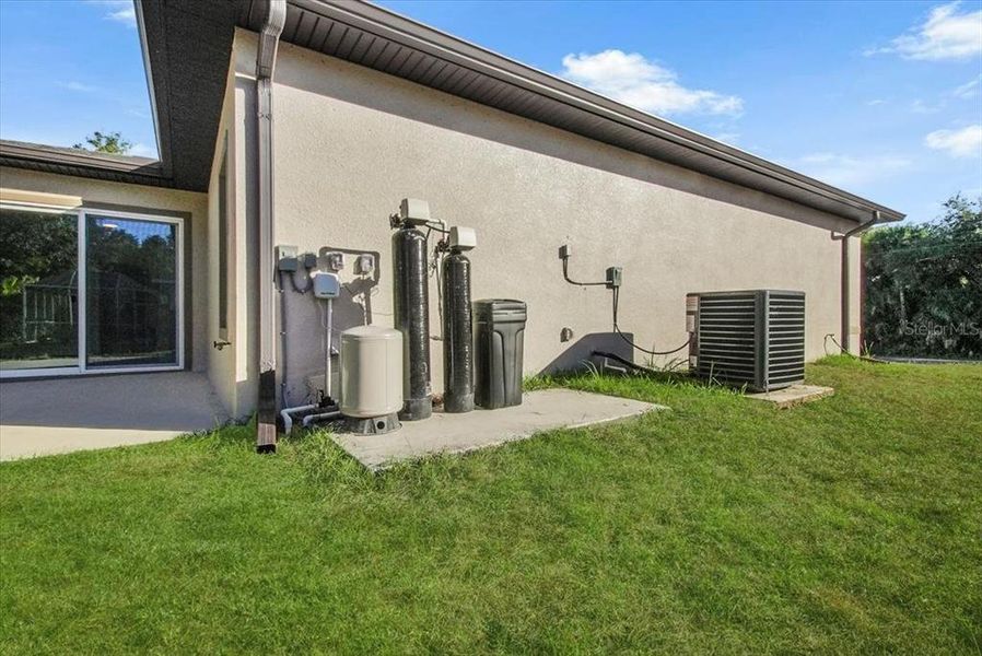 Exterior details and patio area of a home in , North Port (Image 3).