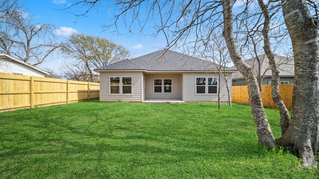 Exterior details and patio area of a home in , Giddings (Image 18).