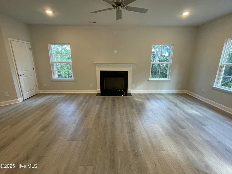 Spacious, unfurnished interior of a new home in Mill Creek Cove, Bolivia (Image 11).