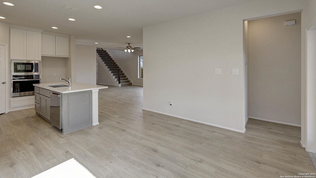 Spacious, unfurnished interior of a new home in Ladera 40', San Antonio (Image 30).