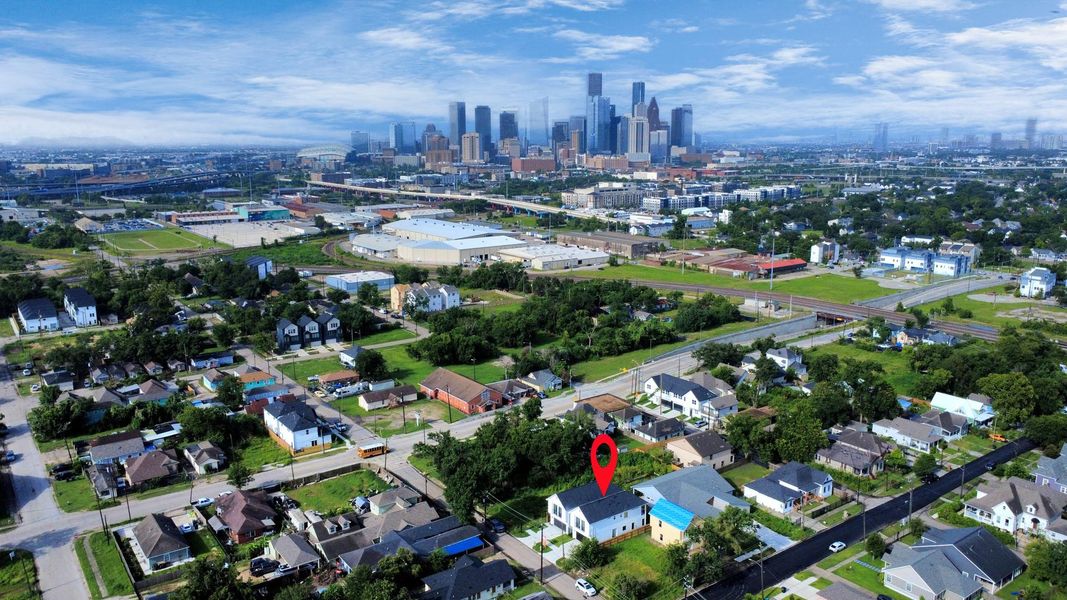 Aerial view of Modern On West - 5 mins from DT Houston. Aerial view of Modern On West - 5 mins from DT Houston.