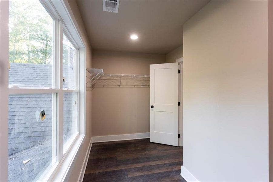 Spacious, unfurnished interior of a new home in , Oxford (Image 29).