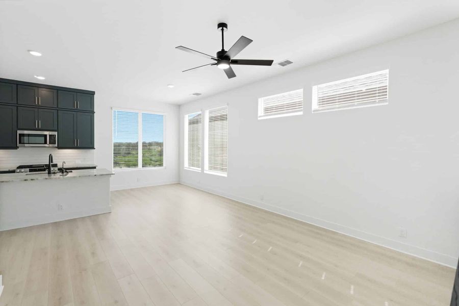 Spacious, unfurnished interior of a new home in Prominence, San Antonio (Image 16).