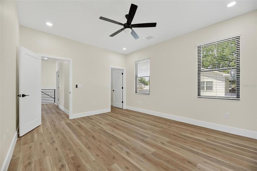 Spacious, unfurnished interior of a new home in , Tampa (Image 9).