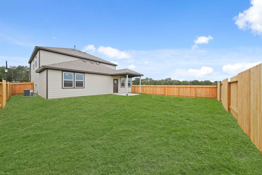 Exterior details and patio area of a home in Valor Park, Bay City (Image 18).