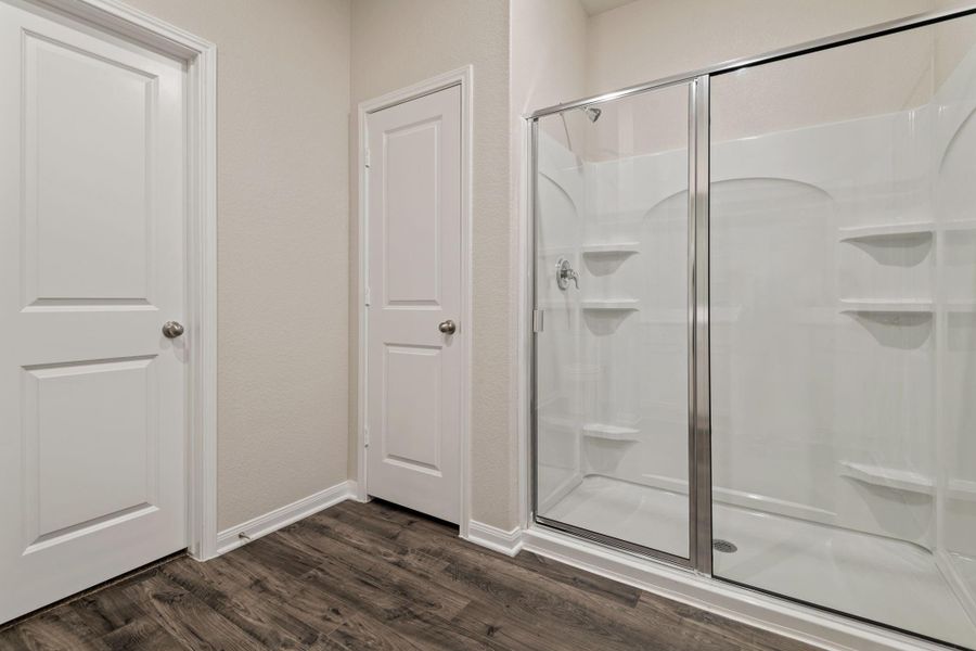 Spacious, unfurnished interior of a new home in Trails at Cochran Ranch, Waller (Image 9).