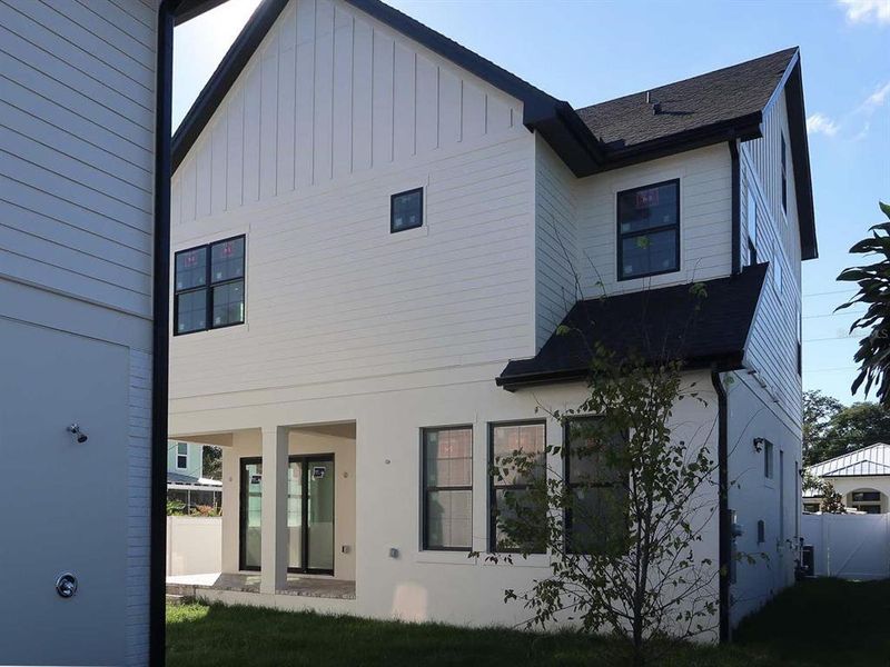Exterior details and patio area of a home in , St. Petersburg (Image 22).