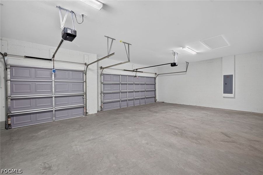 Spacious, unfurnished interior of a new home in Cape Coral, Cape Coral (Image 31).