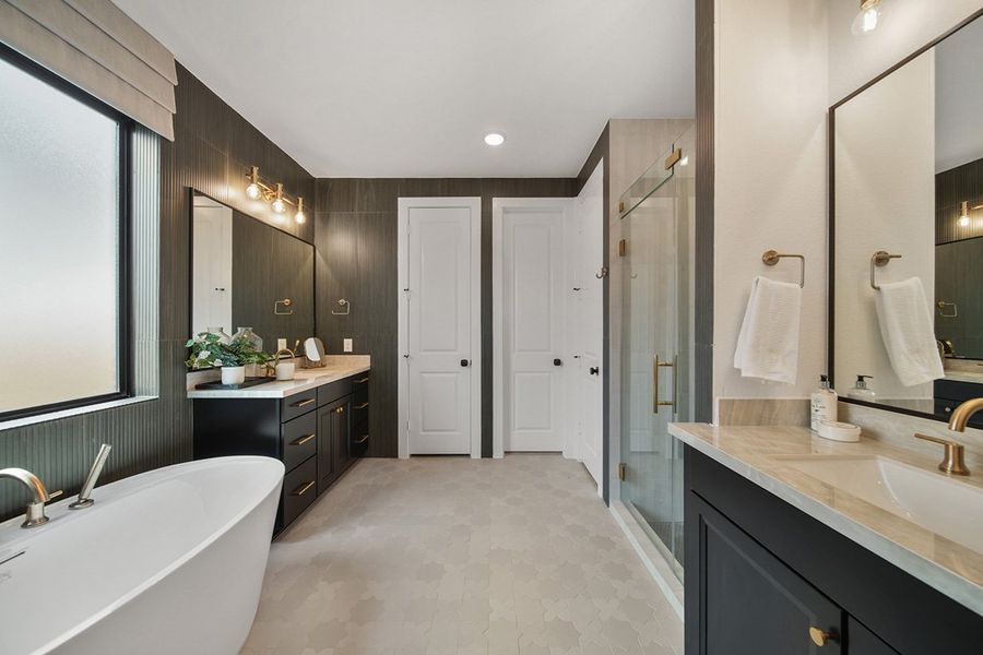 Furnished interior view inside a new home in Grange 45', Katy (Image 24).