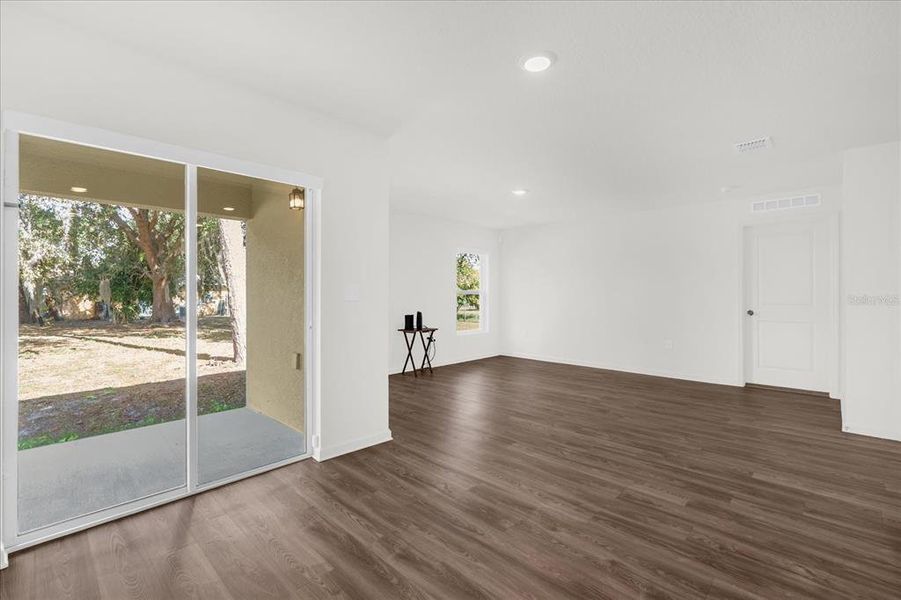 Spacious, unfurnished interior of a new home in Poinciana Village, Kissimmee (Image 13).