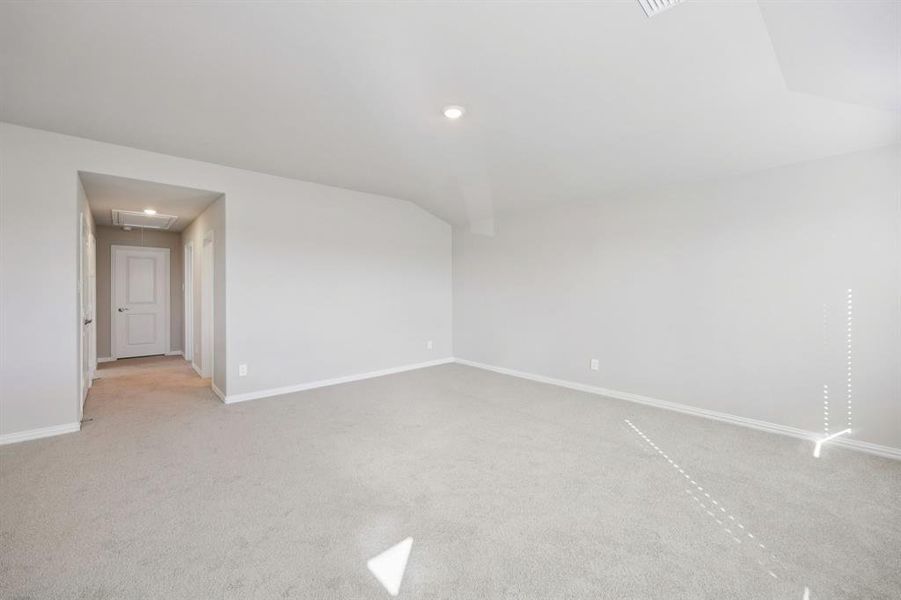 Spacious, unfurnished interior of a new home in Stonehaven, Seagoville (Image 27).