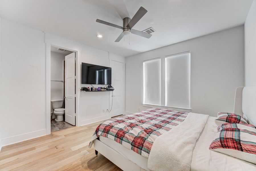 Furnished interior view inside a new home in Avondale, Houston (Image 10).