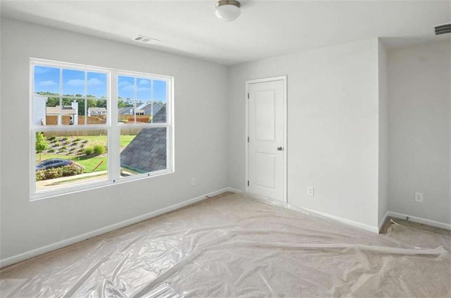 Spacious, unfurnished interior of a new home in Creekside Landing, Dallas (Image 20).