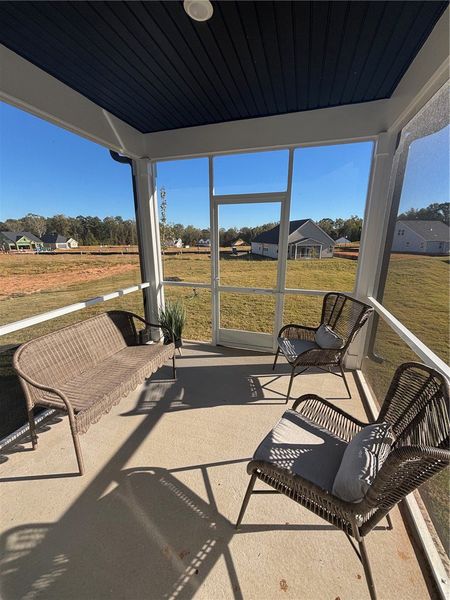 Exterior details and patio area of a home in Eagle Creek, Central (Image 3).