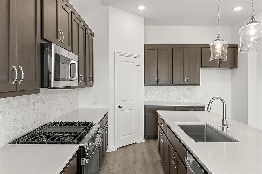 13. 1322 Parkdale - Kitchen (3) 13. 1322 Parkdale - Kitchen (3)