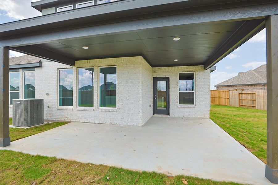 Exterior details and patio area of a home in Brookewater, Rosenberg (Image 22).