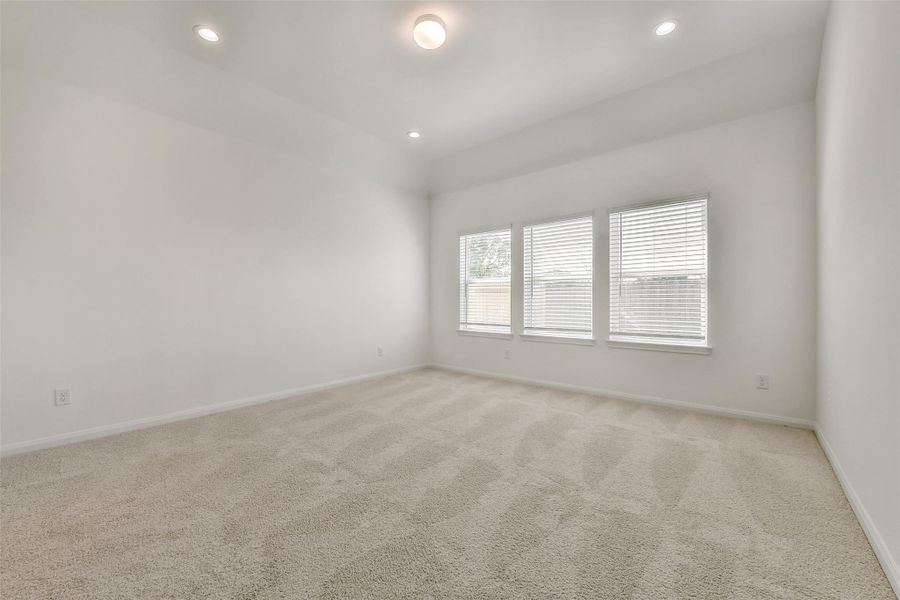 Spacious, unfurnished interior of a new home in King Oaks Village, Baytown (Image 19).