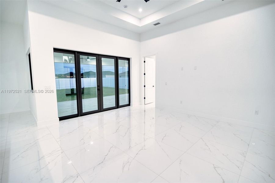 Spacious, unfurnished interior of a new home in , Cape Coral (Image 14).