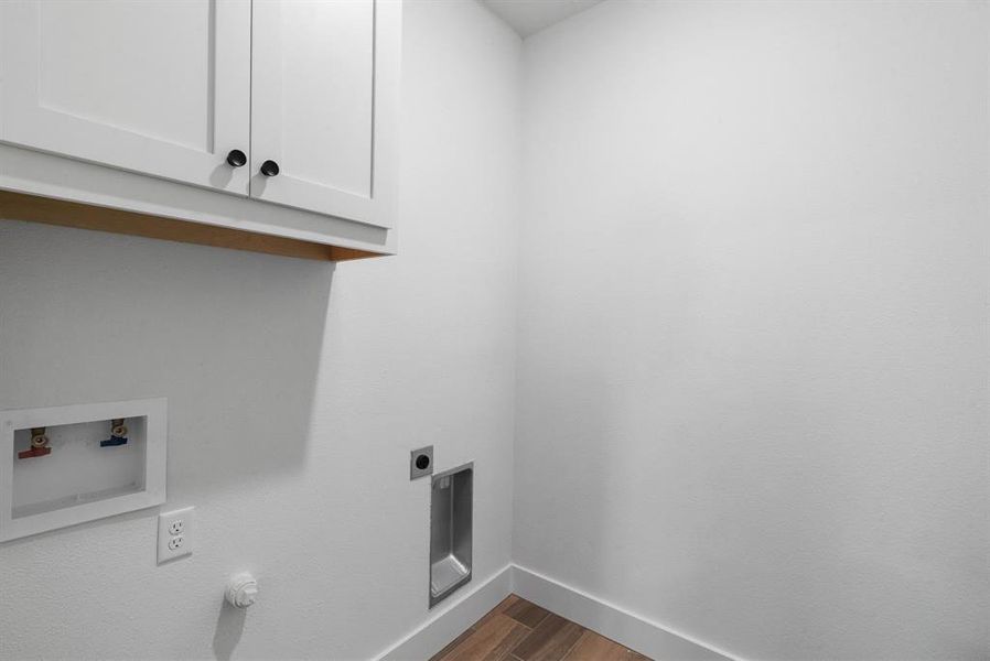 Furnished interior view inside a new home in , Lipan (Image 11).