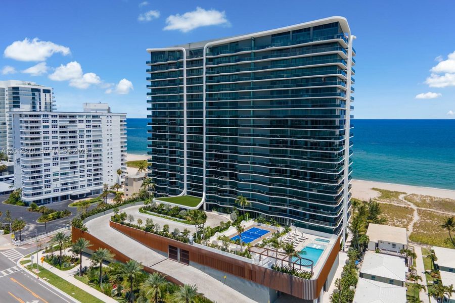 Condo located in Pompano Beach, FL showcasing its design and architecture (Image 27).