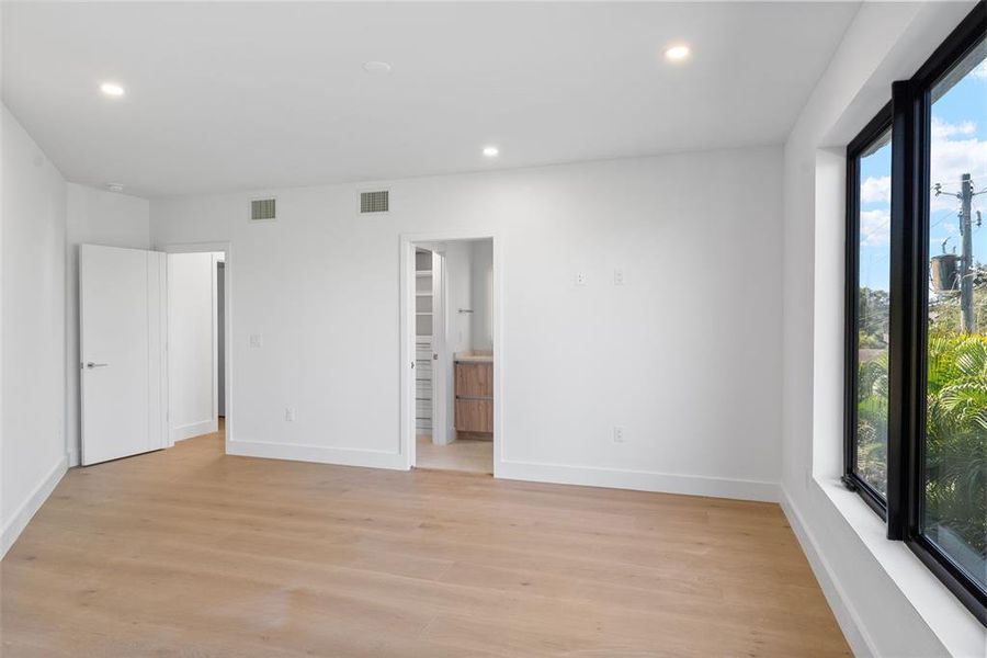 Spacious, unfurnished interior of a new home in , Tampa (Image 21).