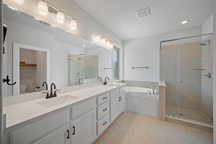 Furnished interior view inside a new home in , Waxahachie (Image 9).