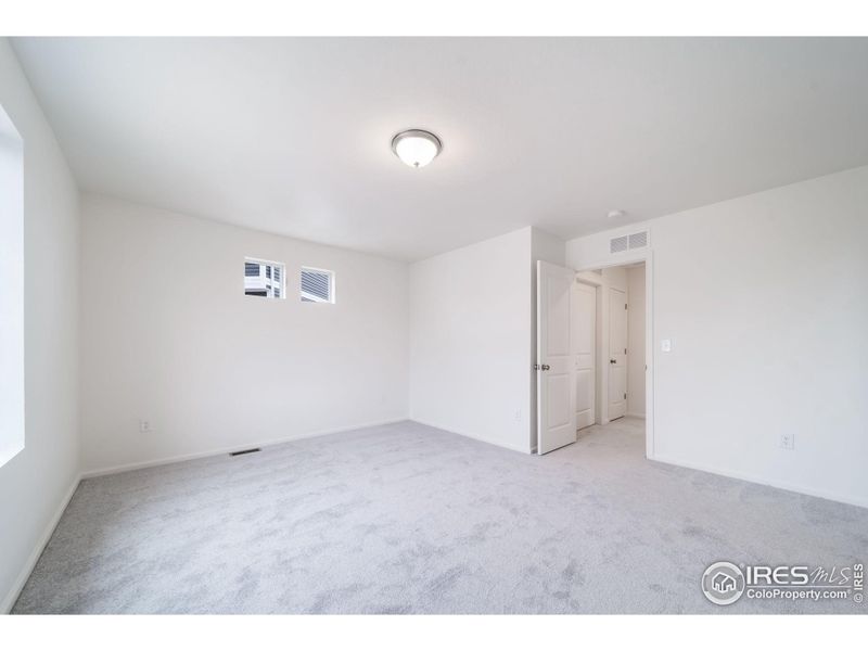 Spacious, unfurnished interior of a new home in Thompson River Ranch, Johnstown (Image 13).