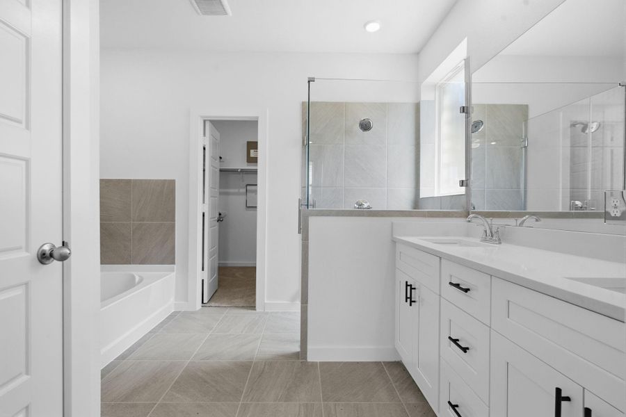 Furnished interior view inside a new home in , Rosharon (Image 33).