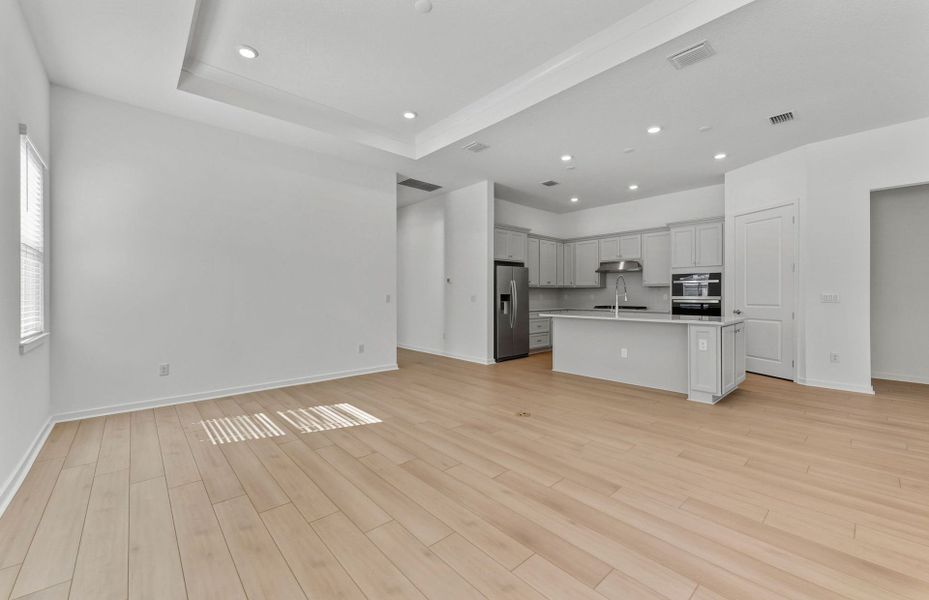 Spacious, unfurnished interior of a new home in Del Webb River Reserve, Spring Hill (Image 19).