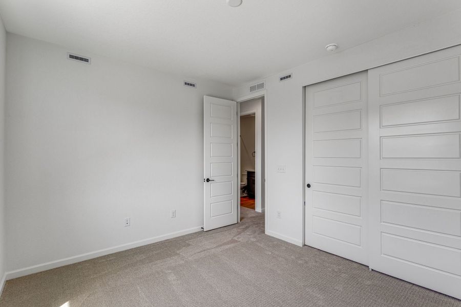Spacious, unfurnished interior of a new home in Sugar Mill Village, Longmont (Image 14).