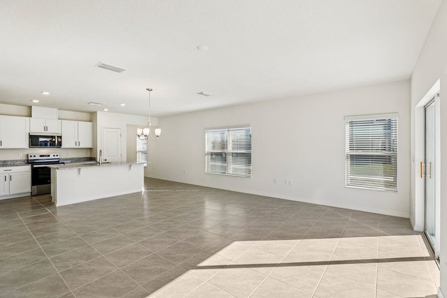 Spacious, unfurnished interior of a new home in Reserve at Forest Lake Townhomes, Lake Wales (Image 13).