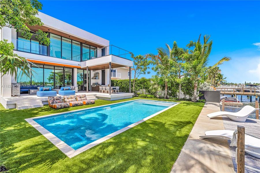 Exterior details and patio area of a home in , Miami Beach (Image 20).