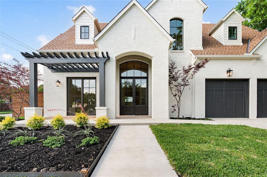 Exterior details and patio area of a home in , Richardson (Image 24).