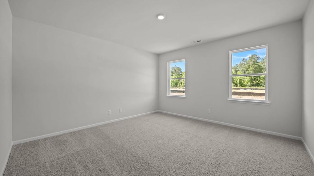 Spacious, unfurnished interior of a new home in East Ridge, Ayden (Image 13).