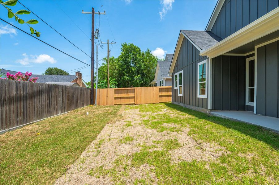 Exterior details and patio area of a home in , Texas City (Image 4).