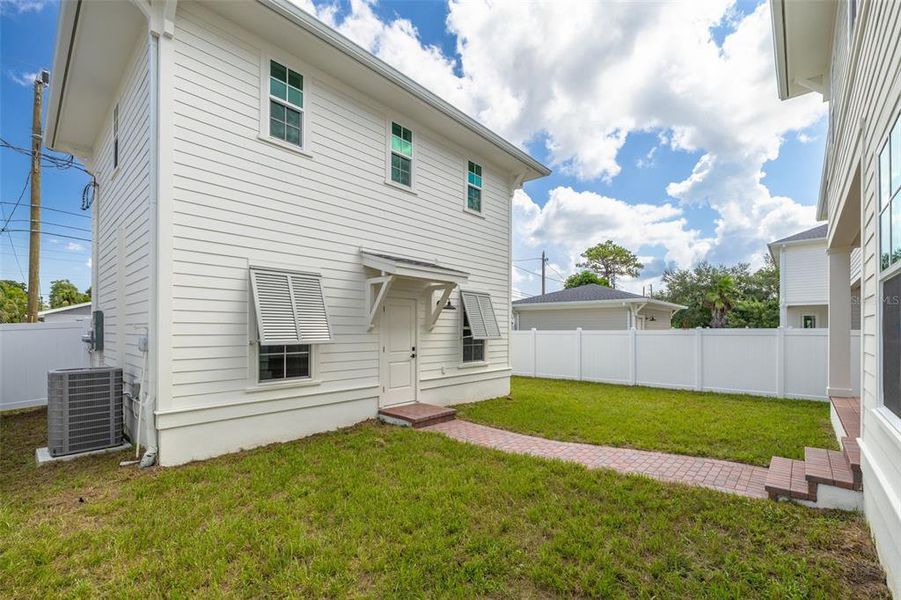 Exterior details and patio area of a home in , St. Petersburg (Image 30).