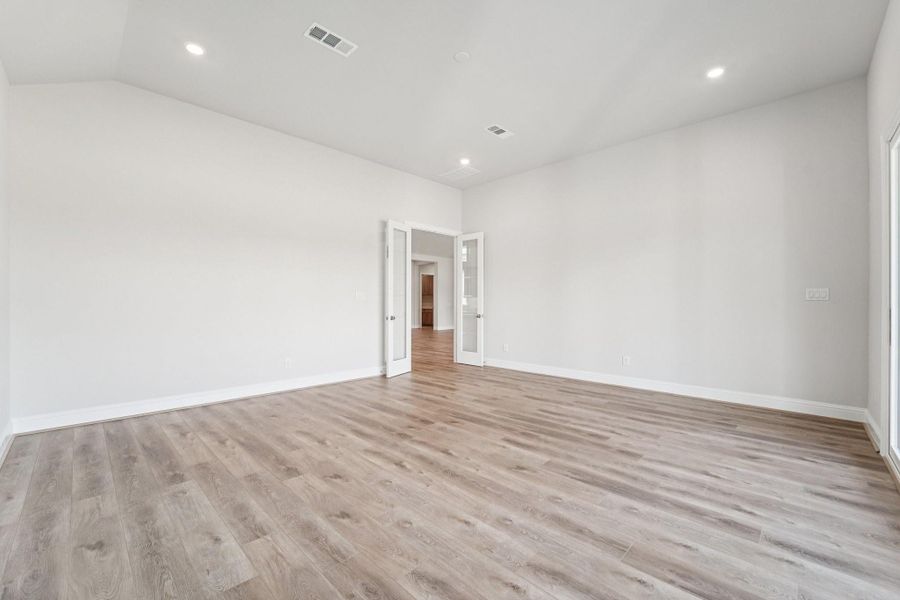 Spacious, unfurnished interior of a new home in Evergreen 70', Conroe (Image 28).
