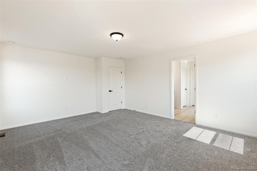 Spacious, unfurnished interior of a new home in Legato, Commerce City (Image 29).