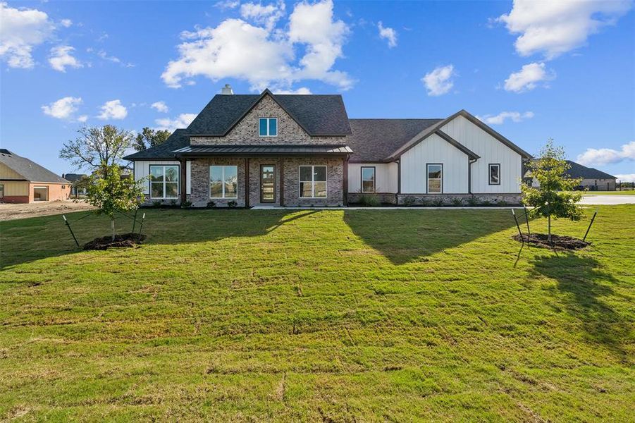 View of front facade featuring a front lawn