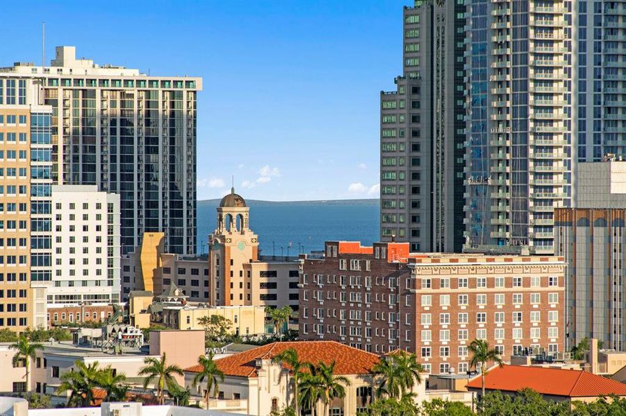 Condo located in St. Petersburg, FL showcasing its design and architecture (Image 25).